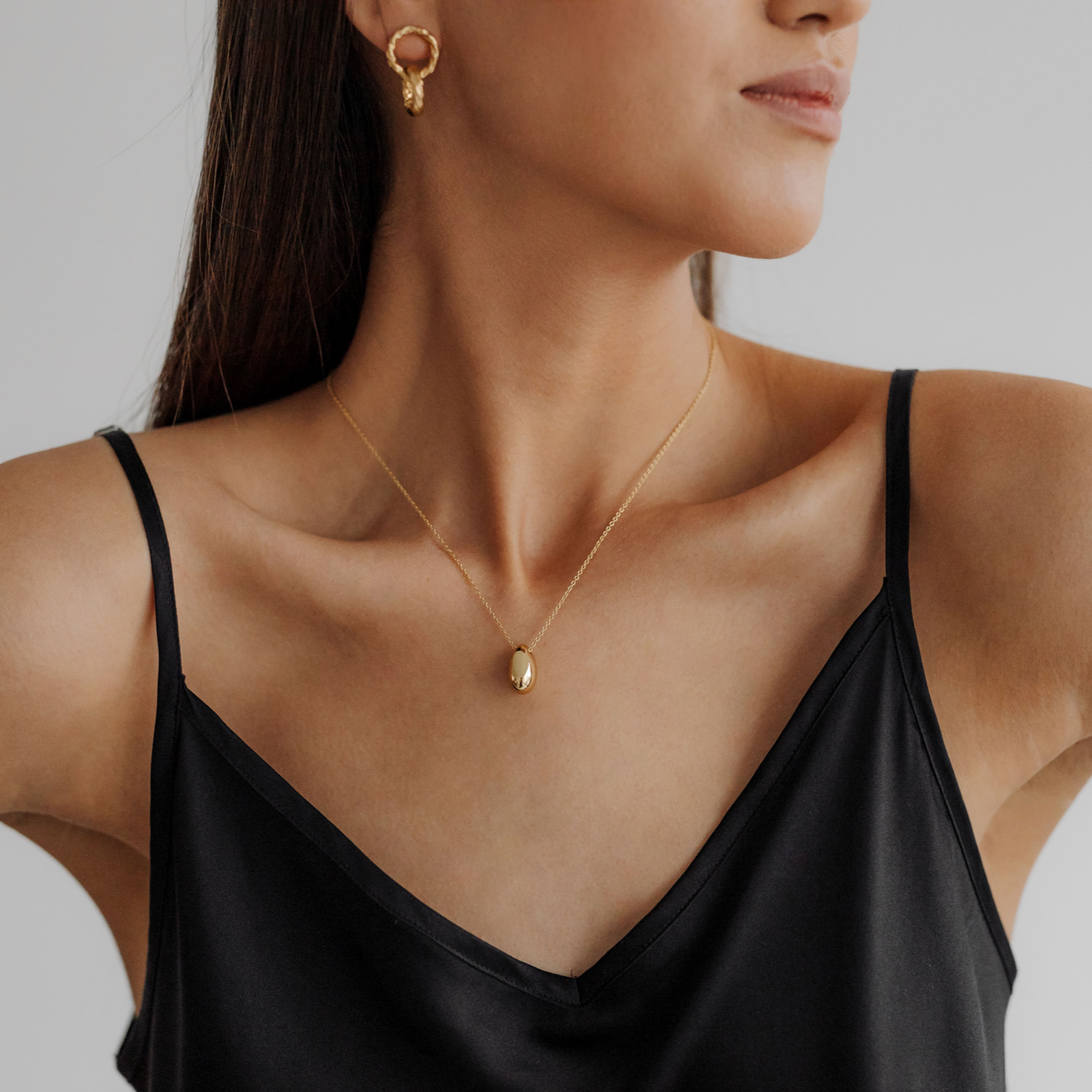 Why Do We Wear Jewellery? The Meaning Behind the Sparkle